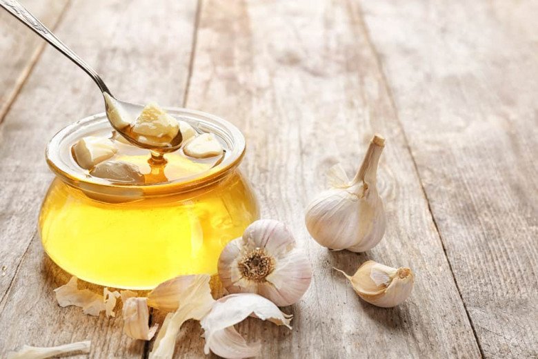Vì sao dùng một thìa tỏi ngâm mật ong trước khi đi ngủ có thể thay đổi sức khỏe của bạn?