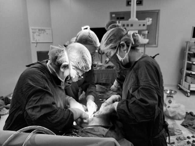 Ekip mổ cấp cứu cho thai phụ. (ảnh BVCC)