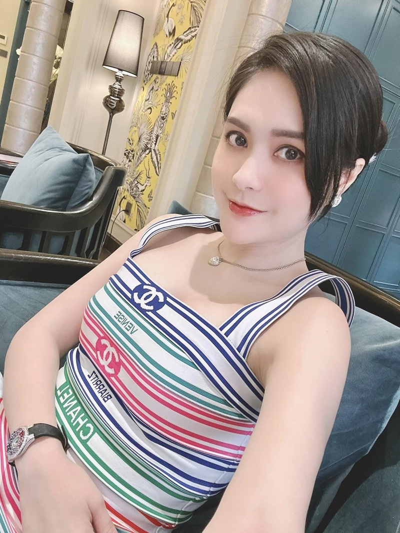 Bên cạnh đó, bà mẹ 3 con còn đăng tải cảnh selfie trong căn nhà của mình và tiết lộ "Nay tớ làm dâu" khi có bữa tiệc thiết đãi nhà chồng.
