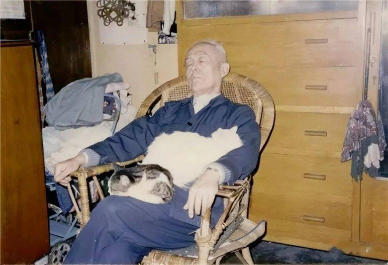 Ông Ji Xianlin cho rằng đọc nhiều, mở mang tri thức và tinh thần sẽ giúp mọi người biết cách xử lý mọi khó khăn, tránh được sự cáu giận.