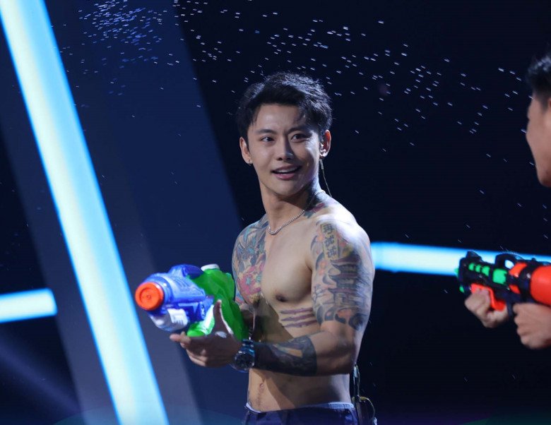 Tóc Tiên và dàn sao bật dậy khỏi ghế vì anh chàng 6 múi cơ bắp, ai ngờ đâu từng là 1 cô gái! - 6