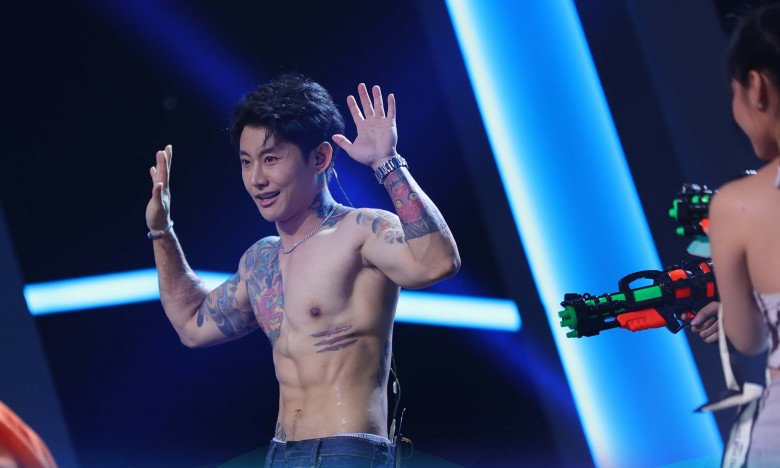 Tóc Tiên và dàn sao bật dậy khỏi ghế vì anh chàng 6 múi cơ bắp, ai ngờ đâu từng là 1 cô gái! - 7