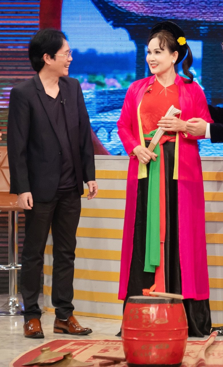 Tài nữ làng chèo - NSND Vân Quyền và ông xã Đoàn Vinh xuất hiện trên VTV bên dàn sao của chương trình Khách sạn 5 sao.