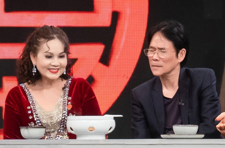 Buổi tối Đoàn Vinh ra ban công hát hết bài nhạc vàng này đến bài khác với tâm trạng “khi hát cho một người nghe là lúc hát hay nhất”. Ở nhà bên, Vân Quyền cũng đinh ninh bài hát ấy cho mình nghe.