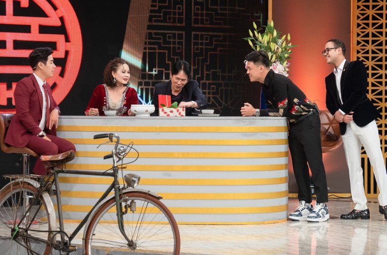 Khi nhìn lại quãng đường dài 80-90 km trên chiếc xe đạp nam ngày ấy, NSND Vân Quyền vẫn bâng khuâng không hiểu vì sao mình có nghị lực mạnh mẽ đến thế. Chị cho rằng động lực chính là tình yêu dành cho chèo. 