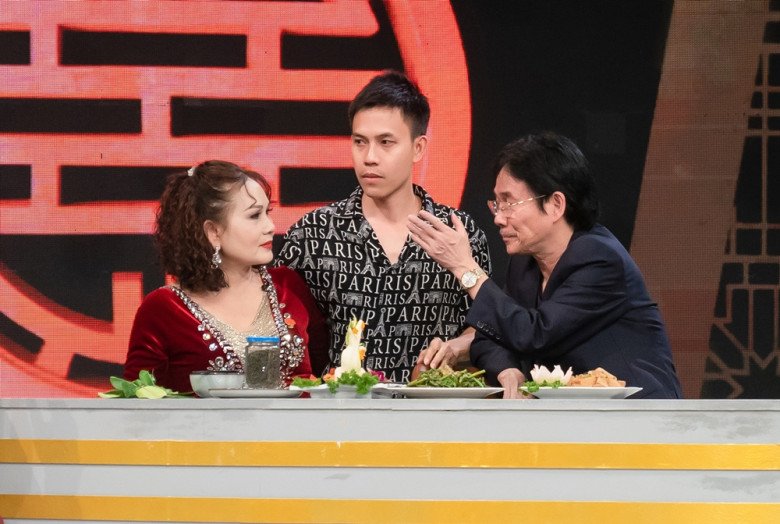 Nữ nghệ sĩ đã khóc khi nghe con kể kỷ niệm ngày xưa mỗi lần bố mẹ đi diễn xa nhà dài ngày, có khi tới 3 tháng, mỗi lần về cả nhà vui, bày tỏ tình cảm, sự quan tâm dành cho bố mẹ.