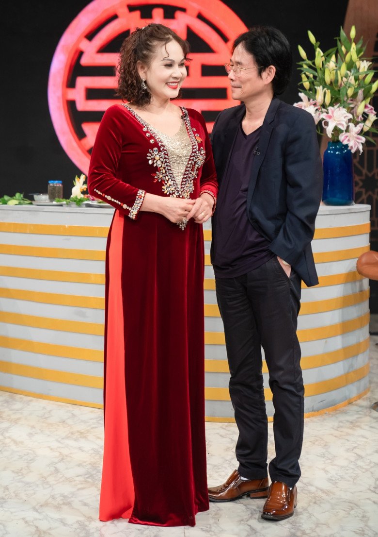 Chàng nhận chùm hoa rồi lúng túng đi về. Cử chỉ đáp lại là hôm sau đi diễn chàng mua 2 quả trứng gà luộc dúi vào vali hoá trang của nàng.