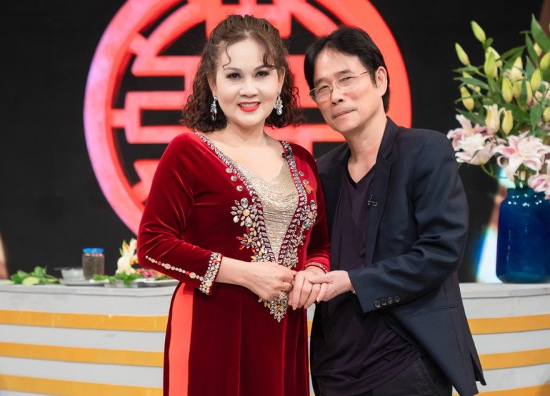 Thế nhưng người chủ động đầu tiên lại là... Vân Quyền. Một hôm, Vân Quyền đã hái trộm một chùm hoa bưởi dúi vào tay Đoàn Vinh.