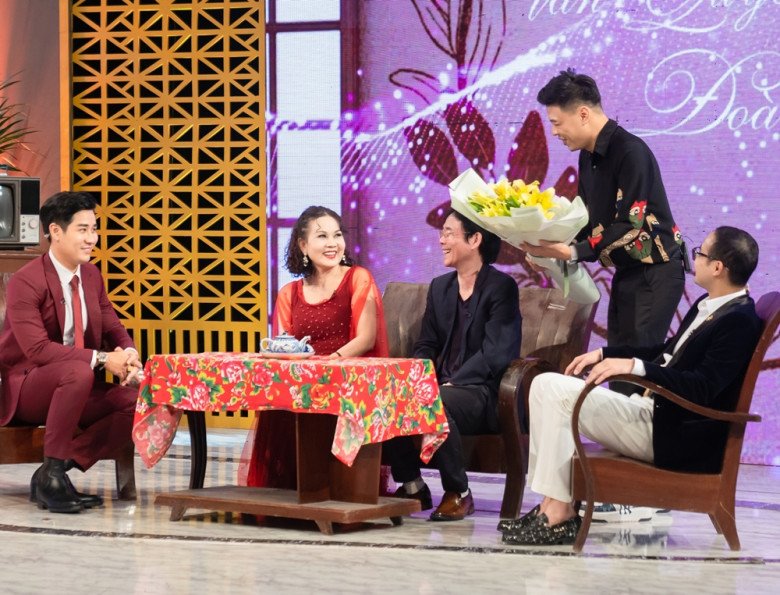 Món quà bất ngờ từ chương trình dành cho vợ chồng nghệ sĩ Vân Quyền và Đoàn Vinh là một không gian đám cưới xưa, một bó hoa ly vàng mà chị yêu thích nhân kỷ niệm 35 năm ngày cưới.