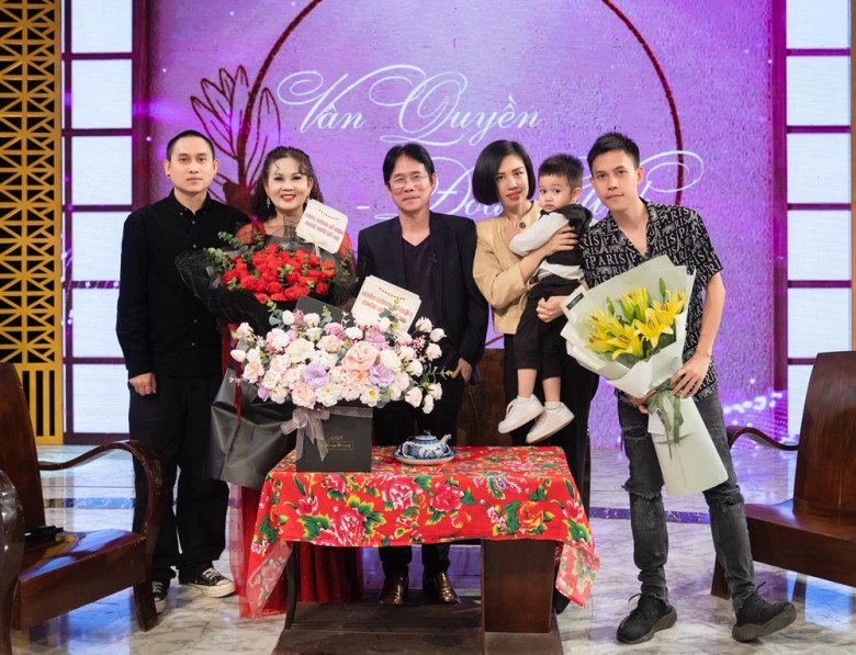 Cùng với đó, sự xuất hiện của các con, cháu mang đến niềm vui bất ngờ, xúc động, hạnh phúc cho cặp vợ chồng nghệ sĩ.