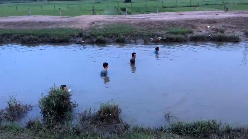 Lực lượng chức năng và người dân nỗ lực tìm kiếm thi thể các em học sinh bị đuối nước.