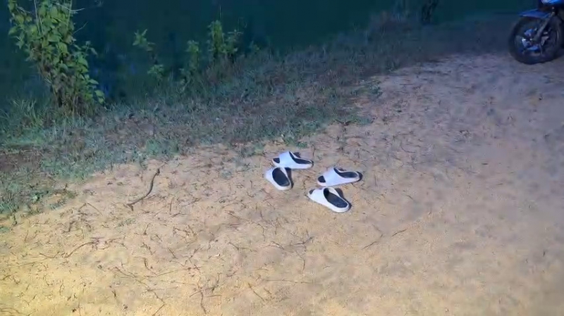 Dép của các em để lại trên bờ.