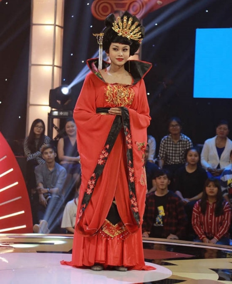 Lương Trung Kiên (Lương Mỹ Kỳ) giả gái trên sân khấu Thách thức danh hài.