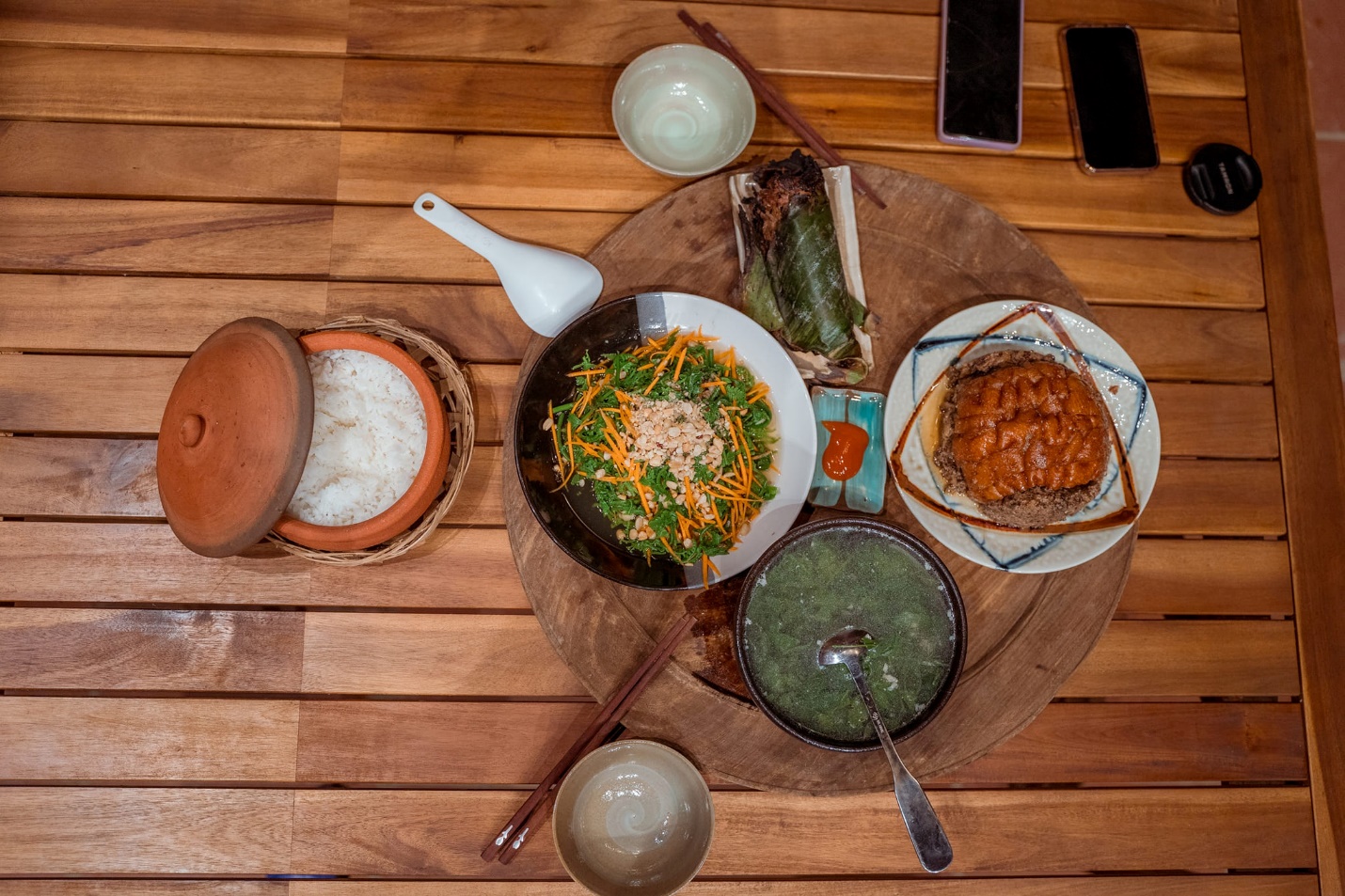 Thưởng thức món ăn ngon.