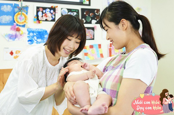 Ôm và hôn không chỉ thể hiện tình yêu thương sâu sắc của bố mẹ mà còn giúp mang lại sự kích thích giác quan phong phú cho bé.