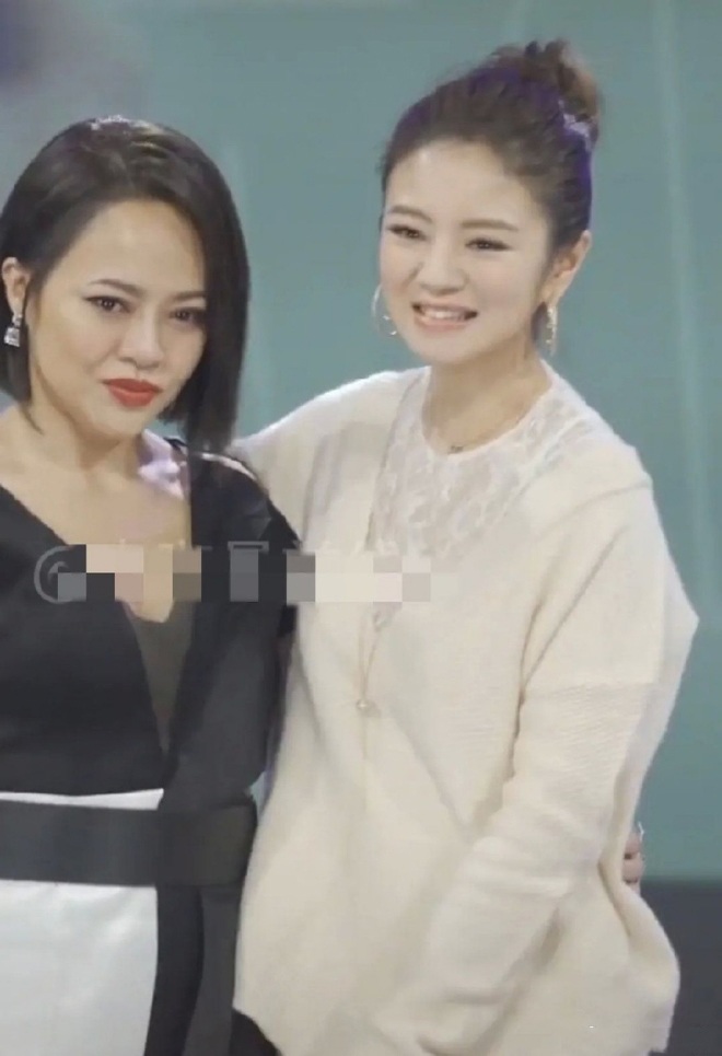 An Dĩ Hiên tham gia một show truyền hình, gương mặt có phần mệt mỏi.