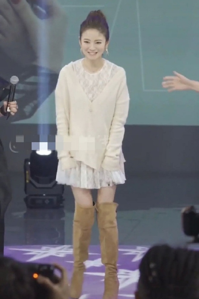 An Dĩ Hiên vẫn cười tươi rói và gần như trạng thái làm việc vẫn khá tốt.