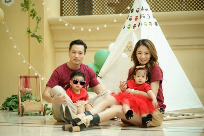 Cặp đôi có chung 2 thiên thần nhỏ đáng yêu.