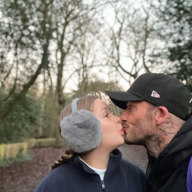 Lê Dương Bảo Lâm đăng ảnh hôn môi con gái lớn, được khen tinh tế khác hẳn David Beckham - 1