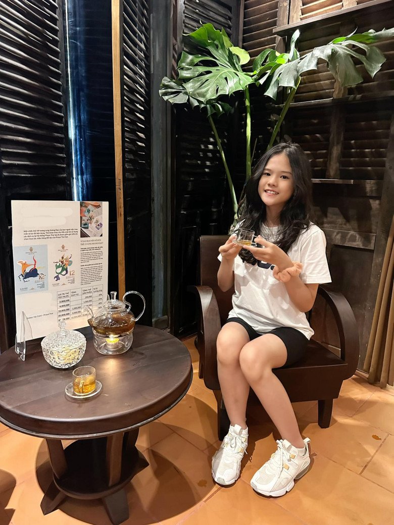 Cô bé trổ dáng phổng phao chuẩn thiếu nữ khiến dân tình xuýt xoa.