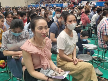 Tin tức 24h:  Mòn mỏi xếp hàng từ 4h sáng chờ bốc thăm mua nhà ở xã hội