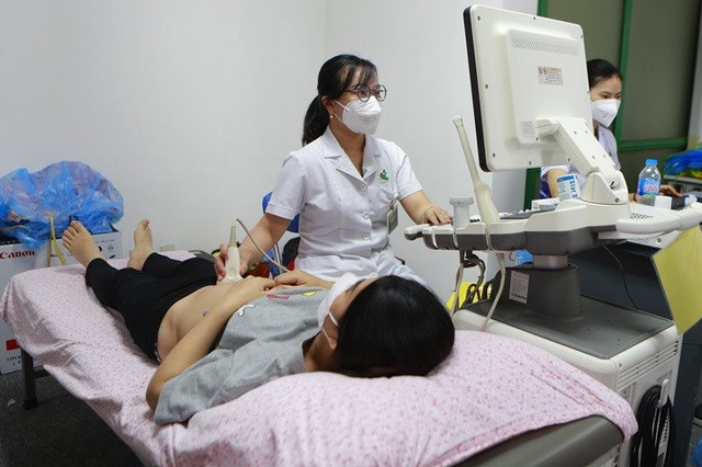 Khi có dấu hiệu rong kinh cần đi khám để được điều trị kịp thời.