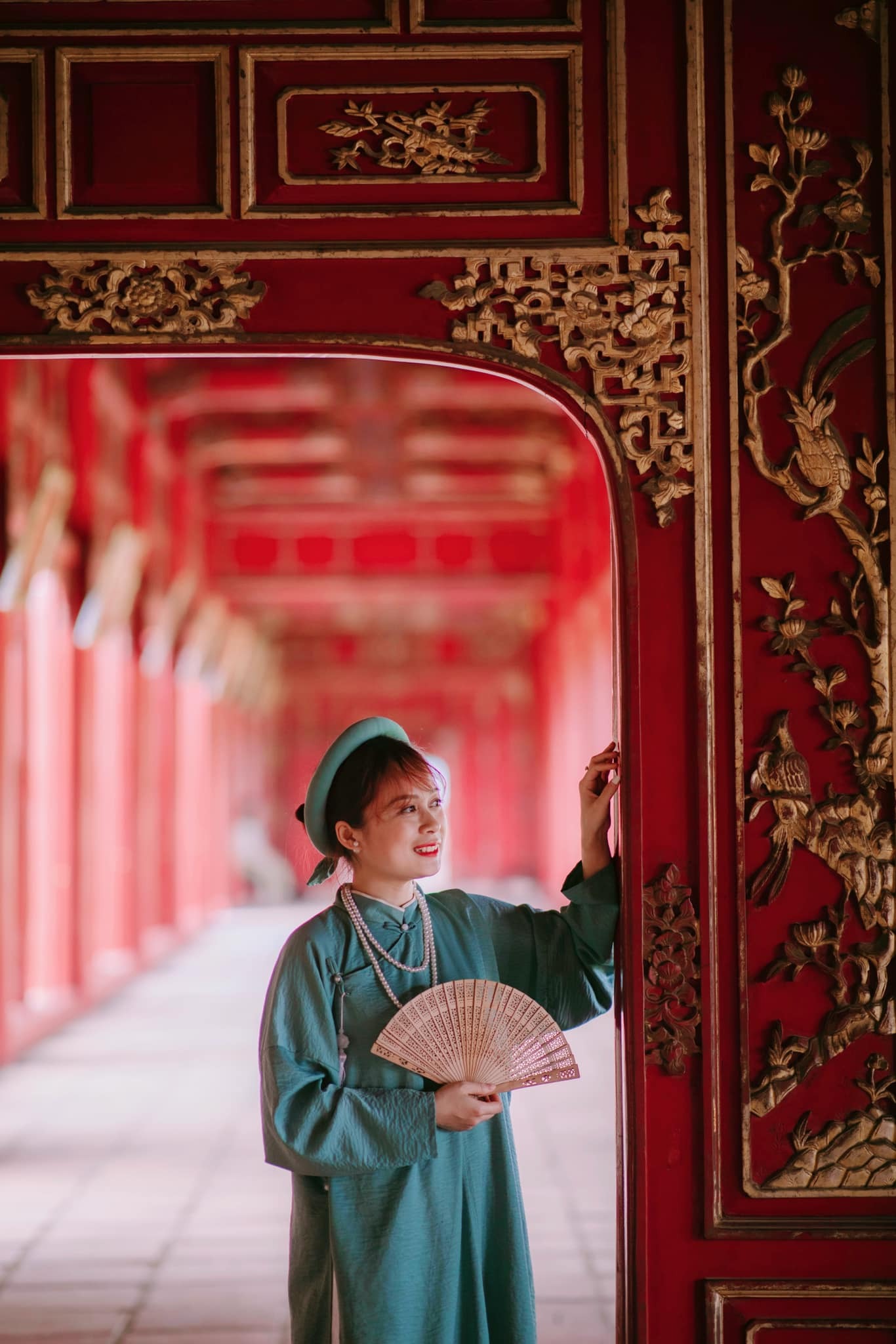 Diện cổ phục vào Hoàng cung chụp ảnh.