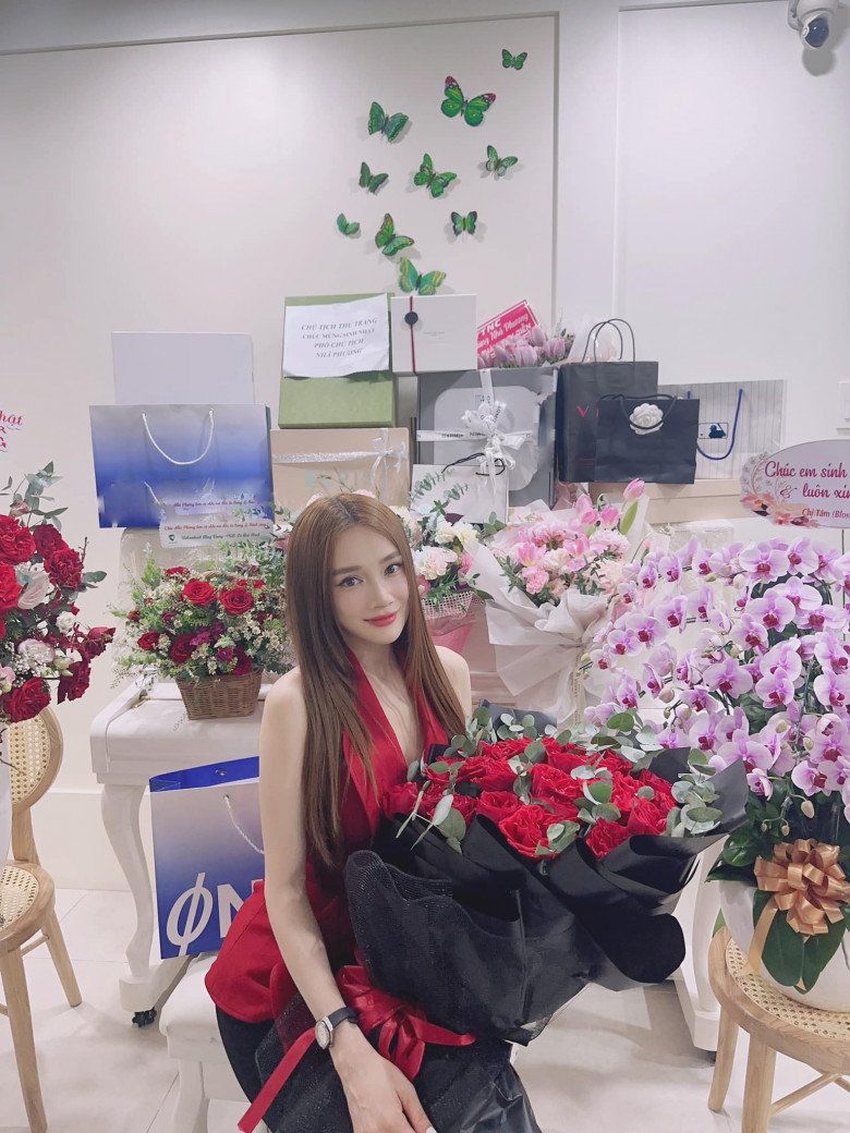 Nhan sắc rạng ngời của người đẹp khiến dân tình xuýt xoa.