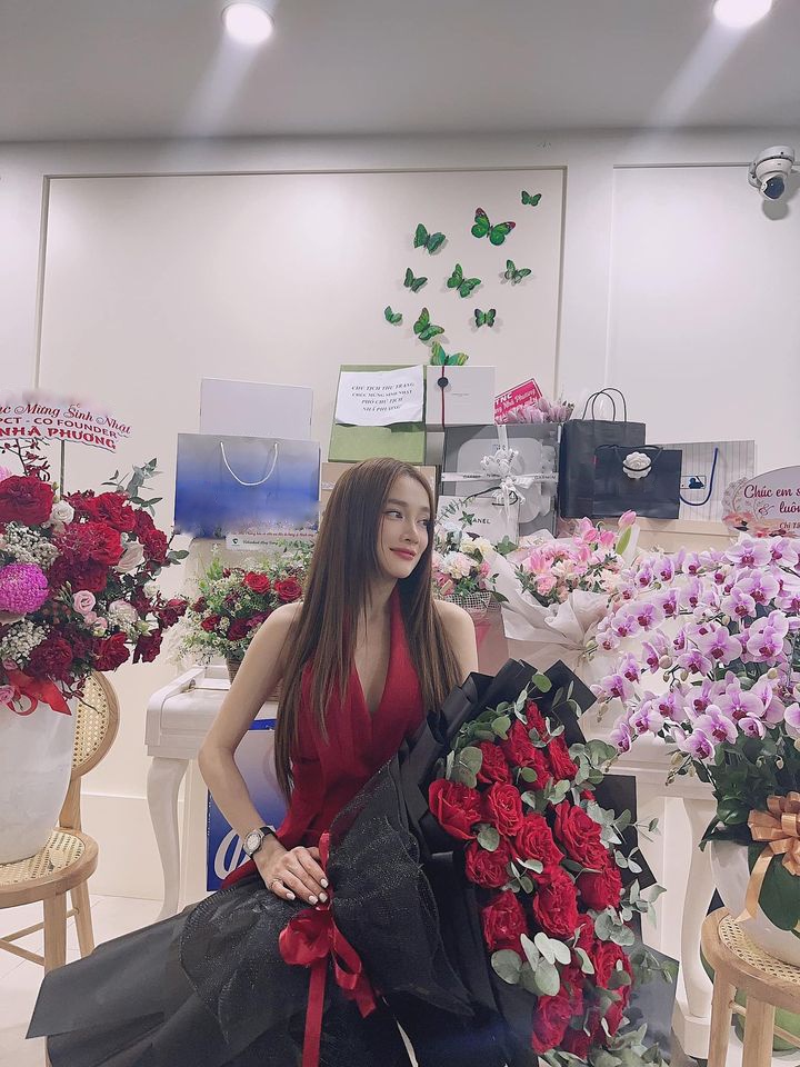 Nhã Phương chụp ảnh mừng sinh nhật tuổi mới.