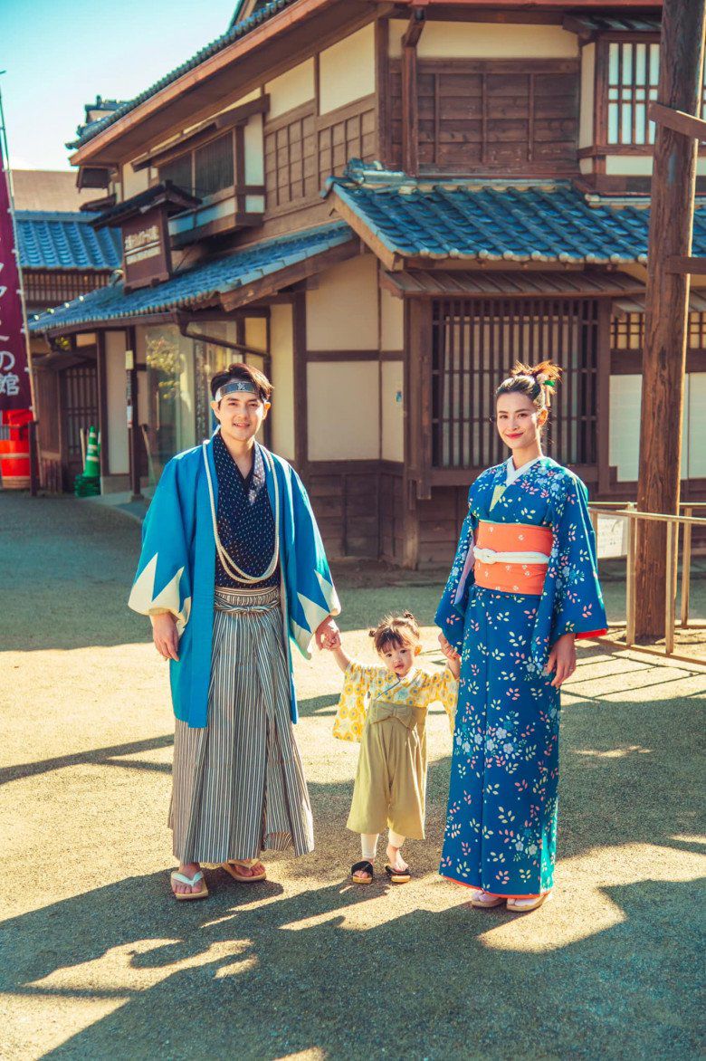 Cả gia đình đồng bộ với kimono nhưng spotlight lại dành hết cho thiên thần nhí hơn 2 tuổi.