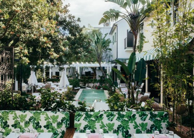 Một góc của khách sạn San Vicente Bungalows ở Los Angeles, Mỹ.