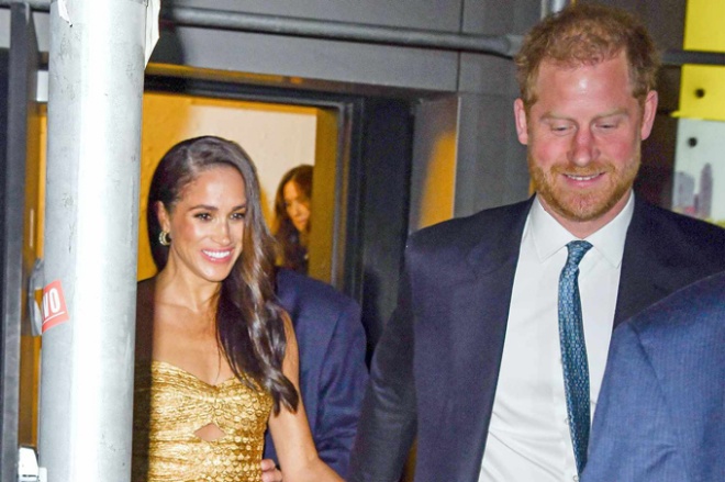 Harry và Meghan sau khi rời nhà hát Ziegfeld và bị phóng viên rượt đuổi.