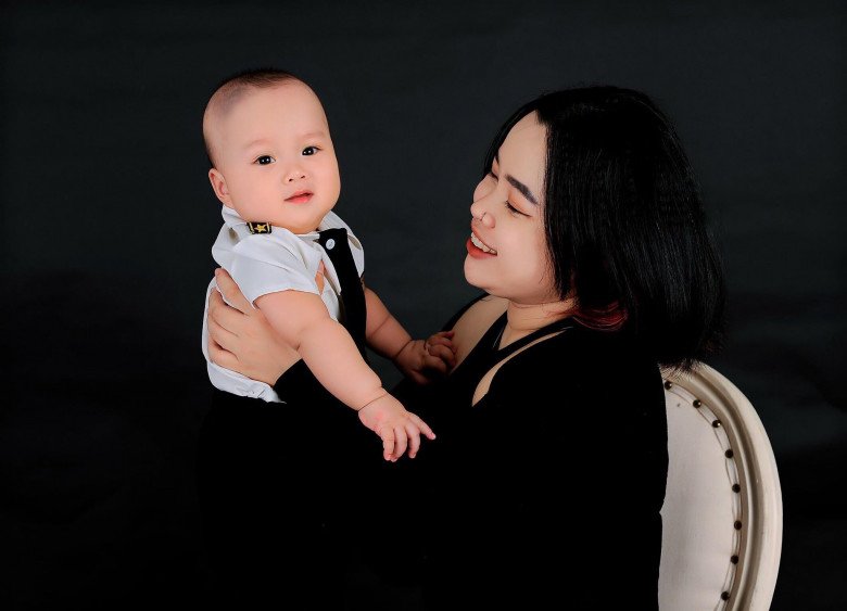Hai mẹ con chị Trần Bích Diệu. (Ảnh: NVCC)
