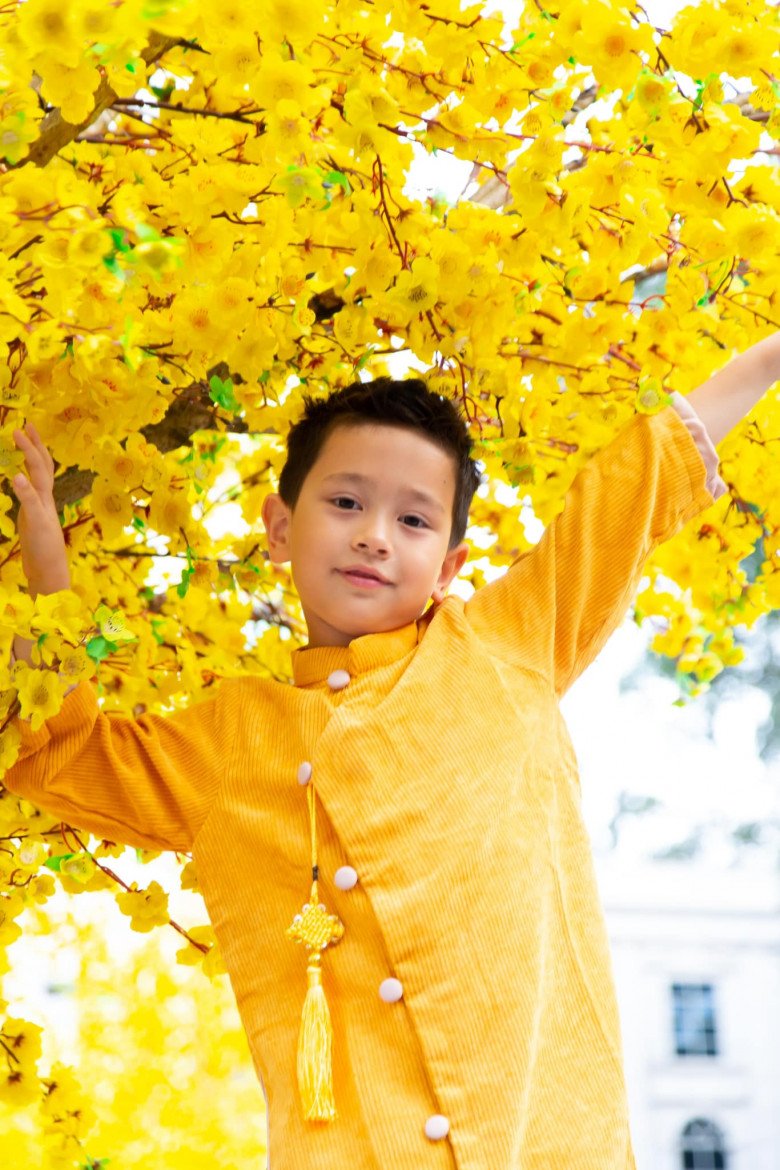 Cậu bé lai Tây Alex thông minh, tình cảm ở tuổi lên 6.