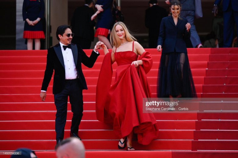 Cứ lên thảm đỏ là té, một nữ minh tinh phá vỡ quy tắc ăn mặc khắt khe của LHP Cannes - 4