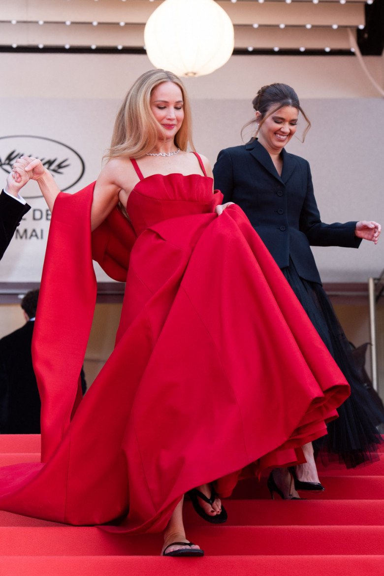 Cứ lên thảm đỏ là té, một nữ minh tinh phá vỡ quy tắc ăn mặc khắt khe của LHP Cannes - 5