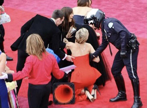 Cứ lên thảm đỏ là té, một nữ minh tinh phá vỡ quy tắc ăn mặc khắt khe của LHP Cannes - 6