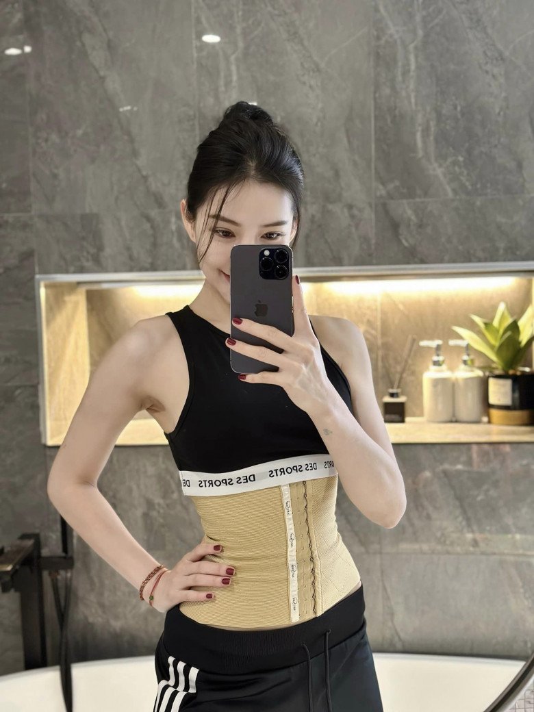 Người đẹp chia sẻ bí quyết của cô là ăn uống đều đặn, tập luyện chăm chỉ và thường xuyên đeo gen nịt bụng để cố định vòng 2.