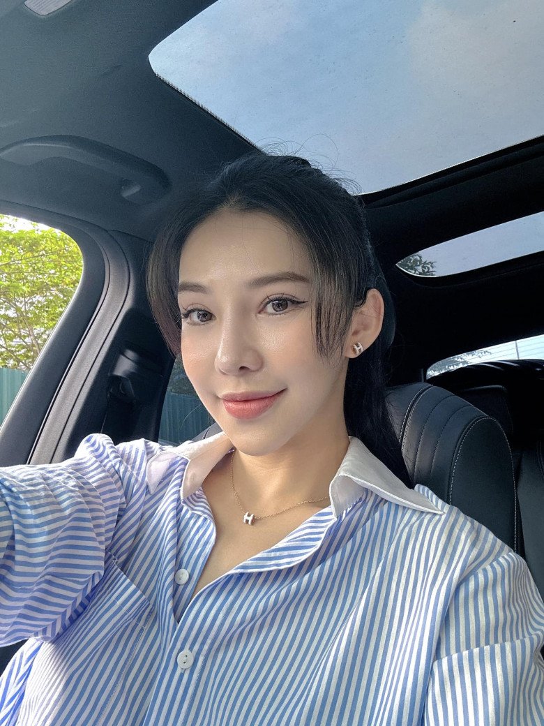 Có thể thấy, dù bản thân tự nhận là robot nhưng Lưu Đê Ly vẫn luôn khiến ai nấy xuýt xoa bởi ngoại hình của mình. Dù can thiệp thẩm mỹ khá nhiều bộ phận trên gương mặt nhưng đến hiện tại, trông những đường nét của cô trông không bị cứng đờ.