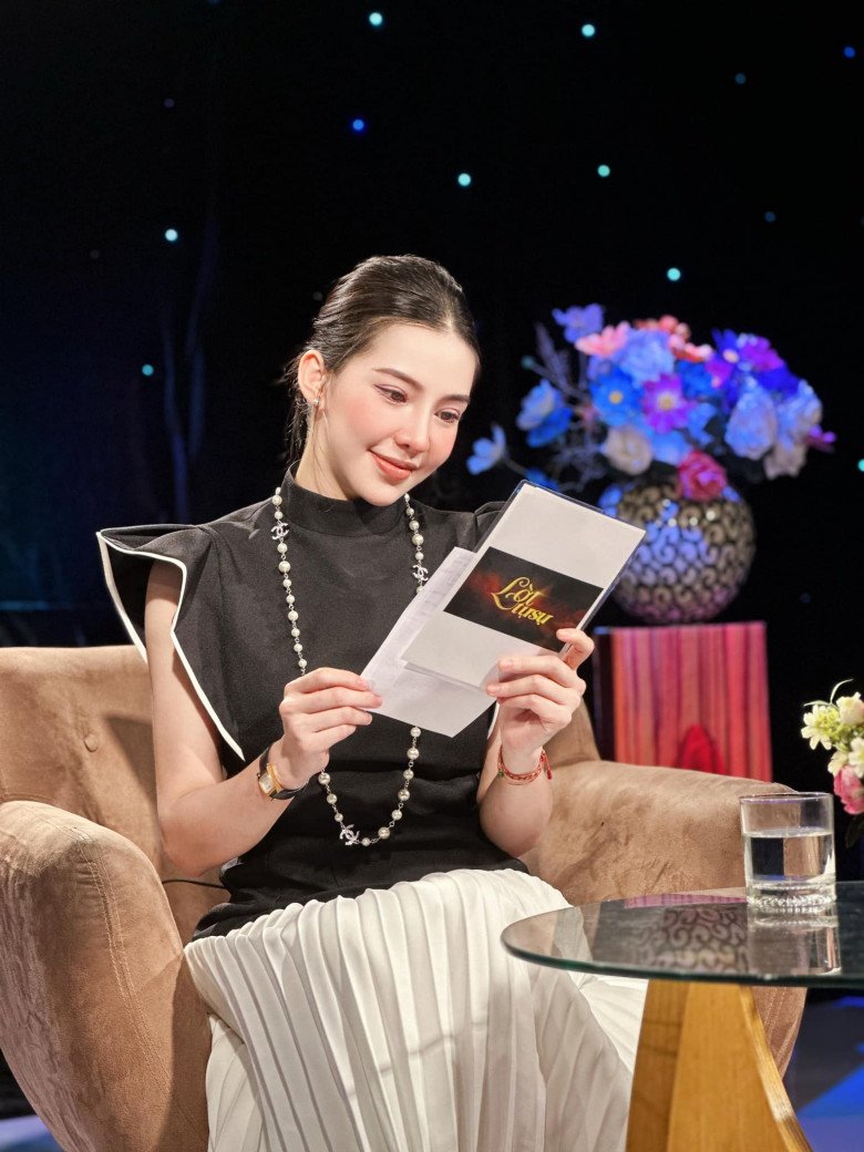 Gương mặt được trang điểm nhẹ nhàng với tone màu tự nhiên giúp cô tôn lên được những đường nét sắc sảo, thanh thoát.