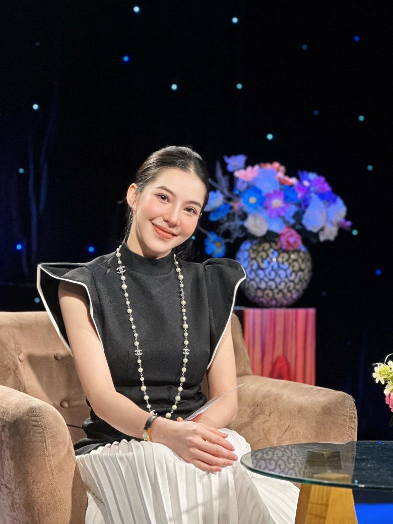 Hình ảnh Lưu Đê Ly xuất hiện tại trường quay VTV nhận được sự chú ý từ đông đảo cư dân mạng.  Nữ diễn viên diện trang phục khá đơn giản, nhấn nhá với phụ kiện Chanel sang chảnh. 