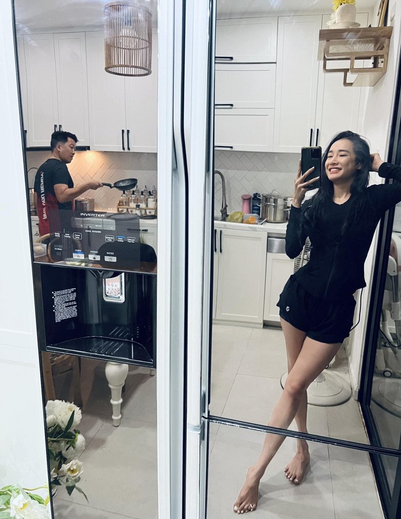 Người đẹp còn đuổi chồng vì cho rằng anh ở nhà suốt ngày nấu ăn làm mình tăng cân.