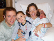 Tin tức - Xét nghiệm ADN cho vui, cặp vợ chồng bàng hoàng phát hiện nuôi con người khác suốt 12 năm