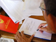 Làm mẹ - 8 năm đi xuất khẩu lao động nuôi chồng và 2 con, ngày về ngỡ ngàng phát hiện sổ đỏ nhà 7 tỷ chỉ có tên chồng