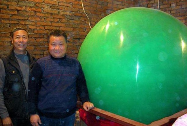 Người đàn ông đào được viên ngọc nặng 6 tấn chuyên gia định giá 8.600 tỷ nhưng không bán, giờ trở thành amp;#34;đèn đườngamp;#34; - 1