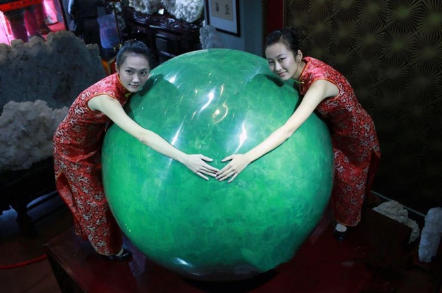 Người đàn ông đào được viên ngọc nặng 6 tấn chuyên gia định giá 8.600 tỷ nhưng không bán, giờ trở thành amp;#34;đèn đườngamp;#34; - 2