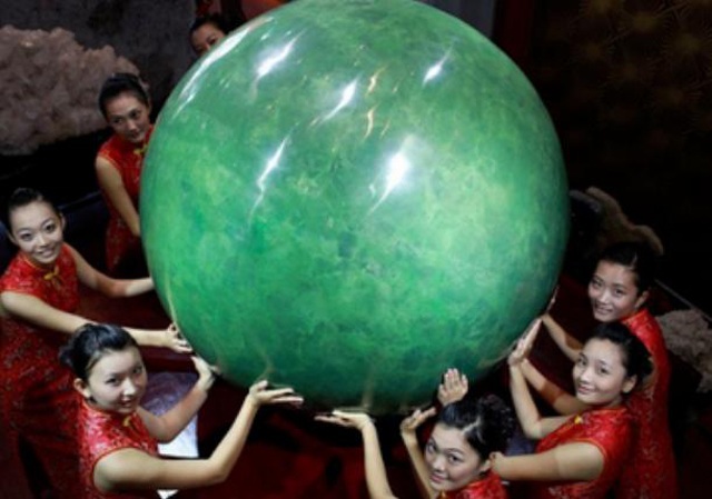 Người đàn ông đào được viên ngọc nặng 6 tấn chuyên gia định giá 8.600 tỷ nhưng không bán, giờ trở thành amp;#34;đèn đườngamp;#34; - 3