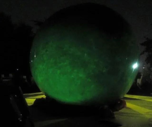 Người đàn ông đào được viên ngọc nặng 6 tấn chuyên gia định giá 8.600 tỷ nhưng không bán, giờ trở thành amp;#34;đèn đườngamp;#34; - 4