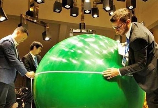 Người đàn ông đào được viên ngọc nặng 6 tấn chuyên gia định giá 8.600 tỷ nhưng không bán, giờ trở thành amp;#34;đèn đườngamp;#34; - 5