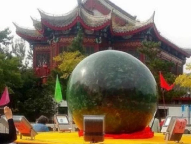 Người đàn ông đào được viên ngọc nặng 6 tấn chuyên gia định giá 8.600 tỷ nhưng không bán, giờ trở thành amp;#34;đèn đườngamp;#34; - 6